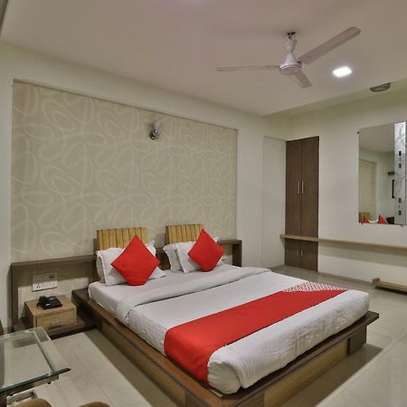Hotel Ostria Surat Exterior foto