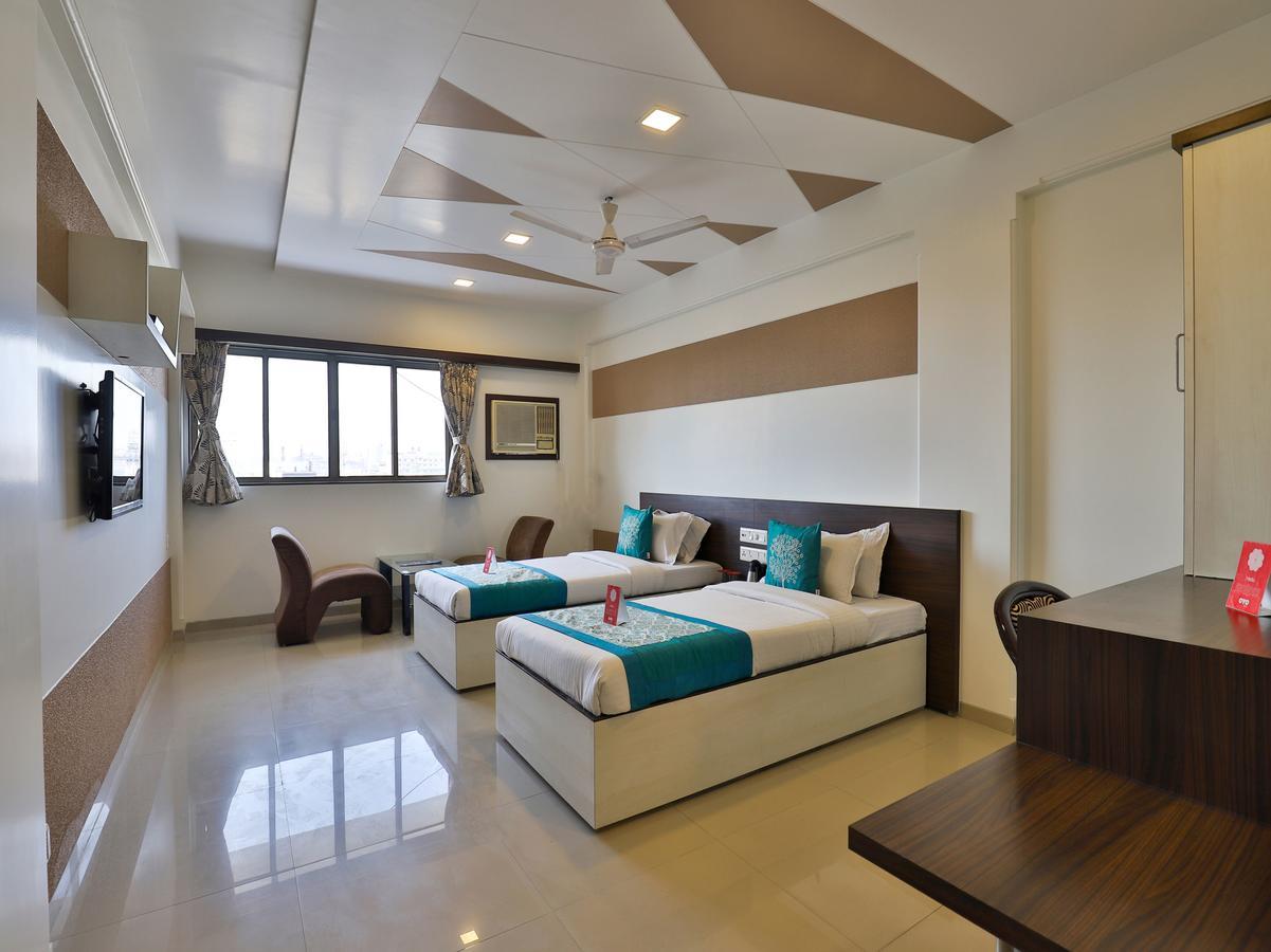 Hotel Ostria Surat Exterior foto