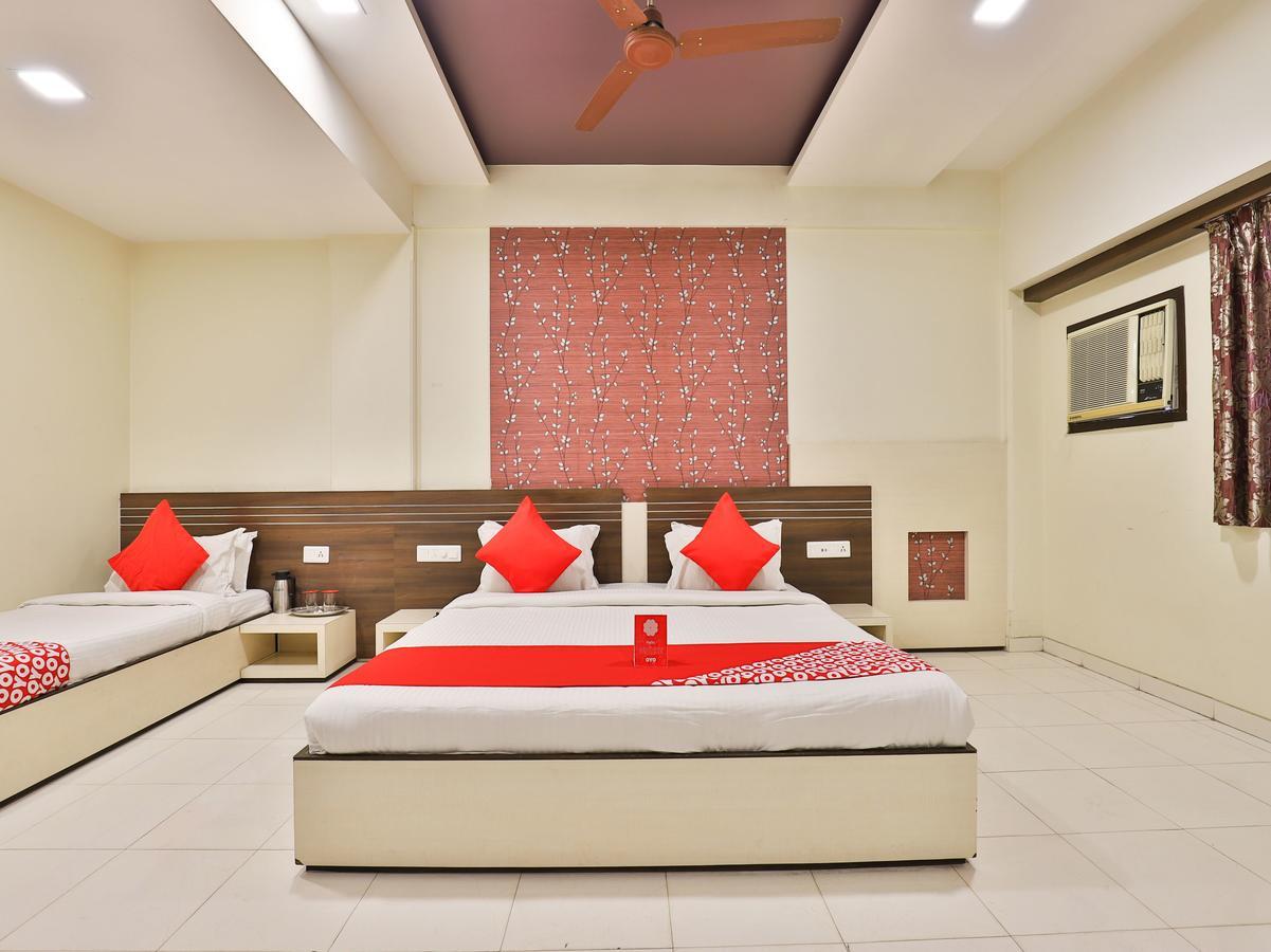 Hotel Ostria Surat Exterior foto