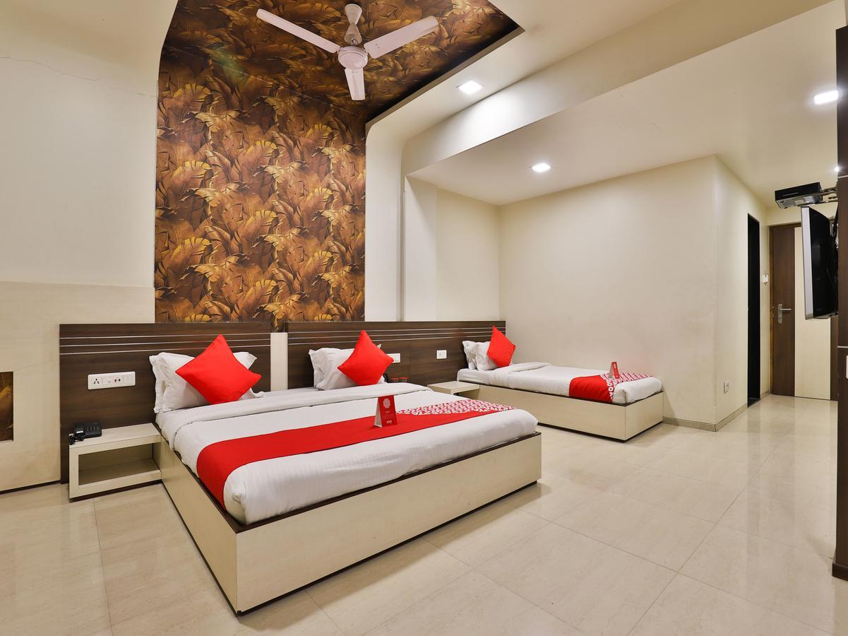 Hotel Ostria Surat Exterior foto