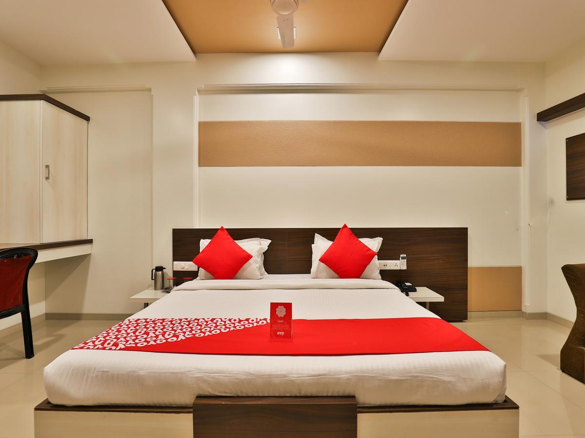 Hotel Ostria Surat Exterior foto