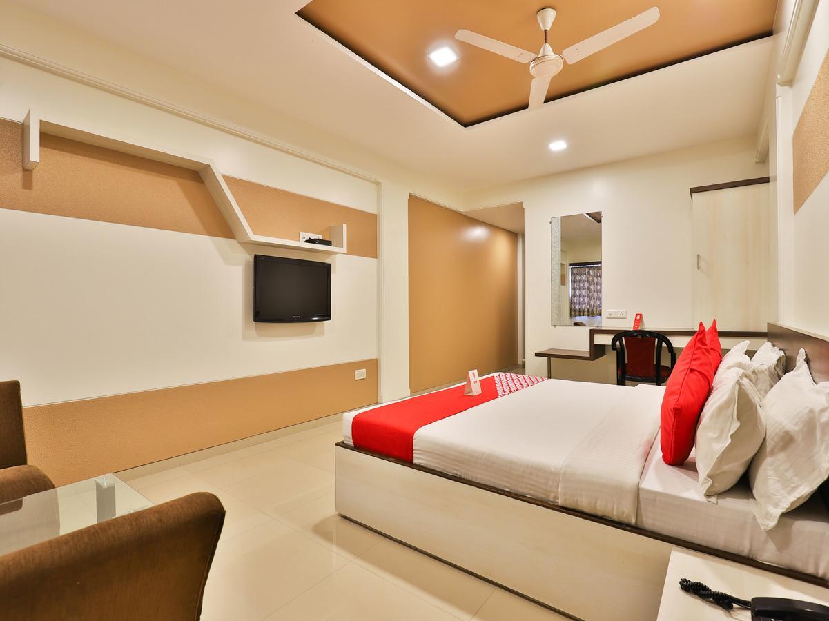 Hotel Ostria Surat Exterior foto