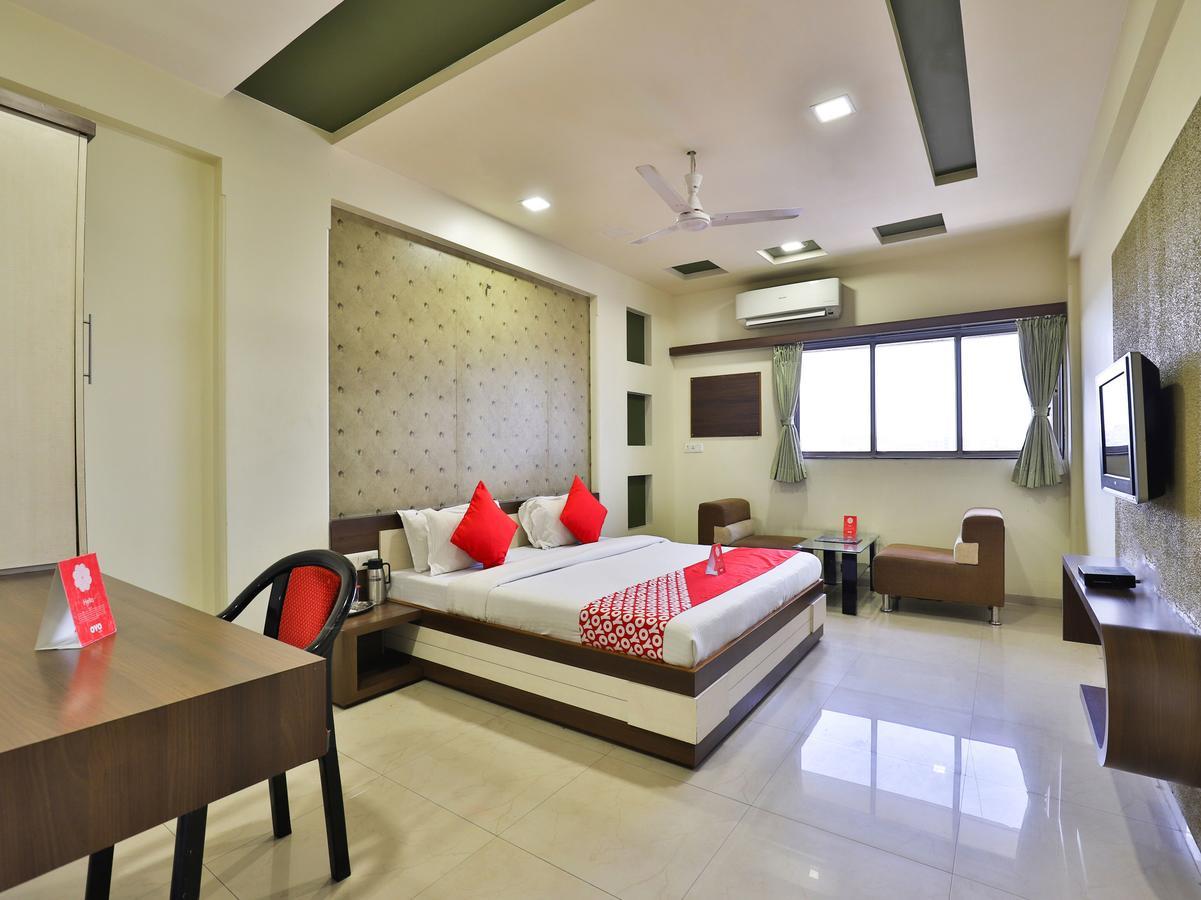 Hotel Ostria Surat Exterior foto