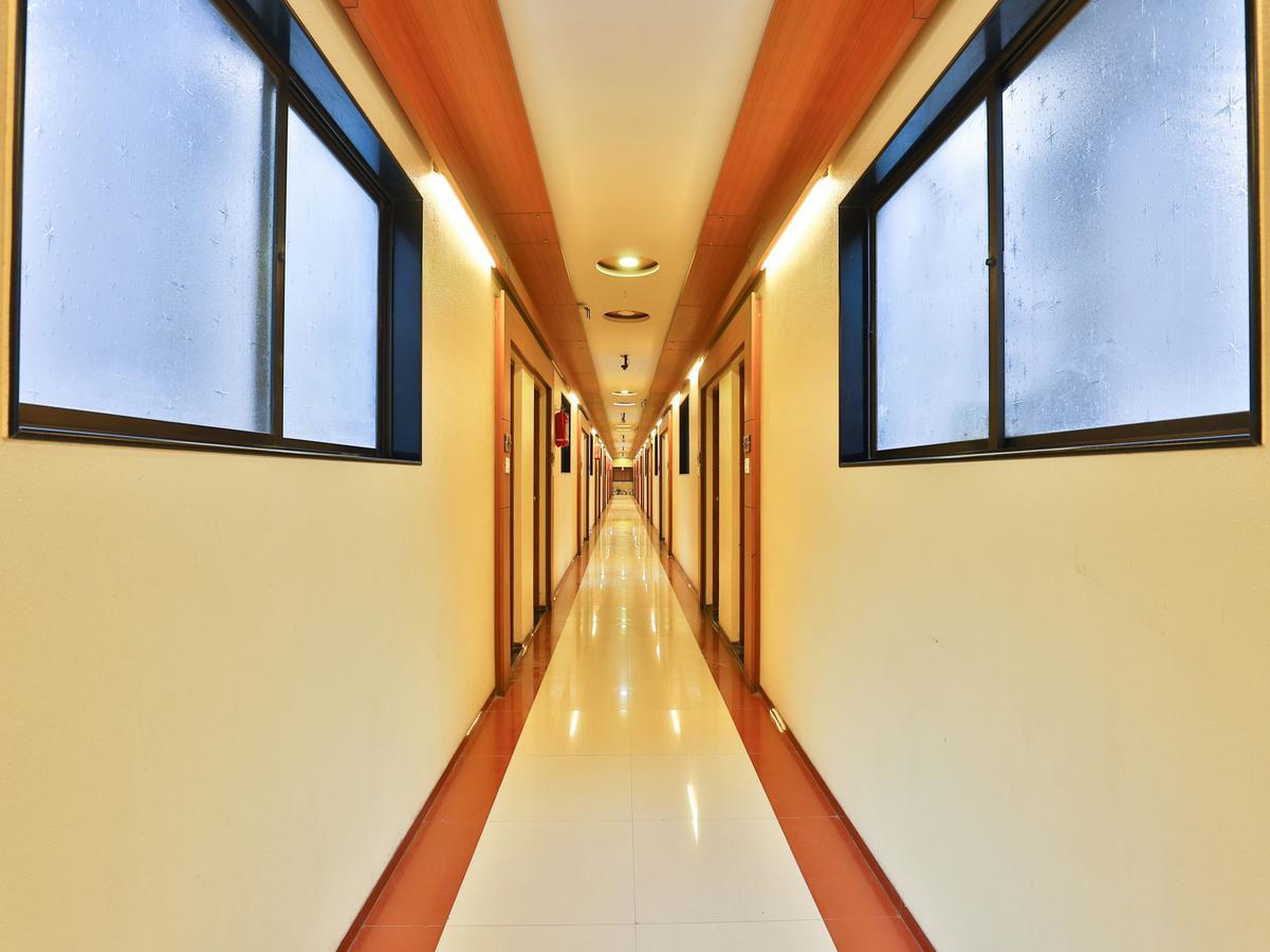 Hotel Ostria Surat Exterior foto