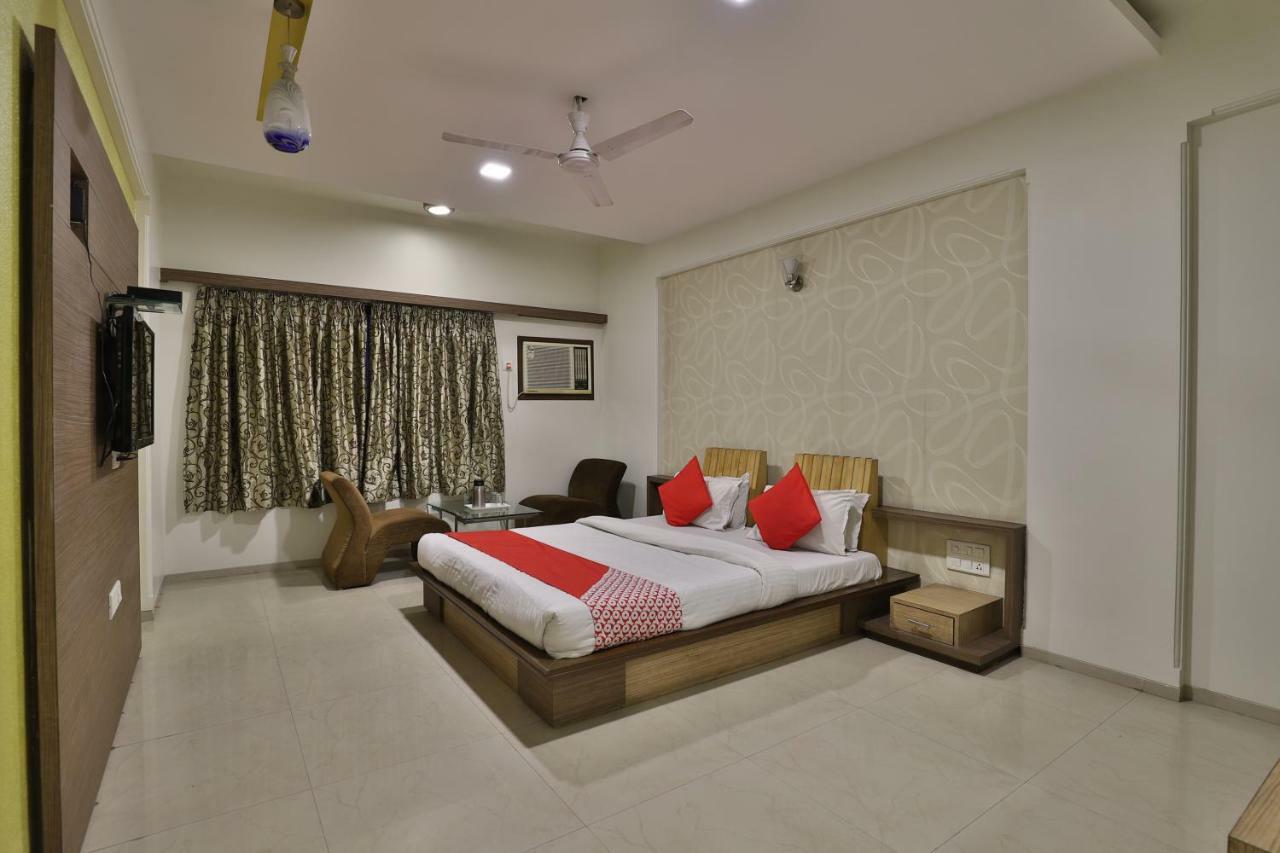 Hotel Ostria Surat Exterior foto