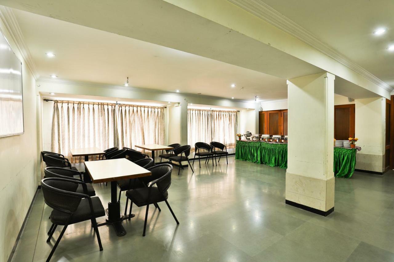 Hotel Ostria Surat Exterior foto