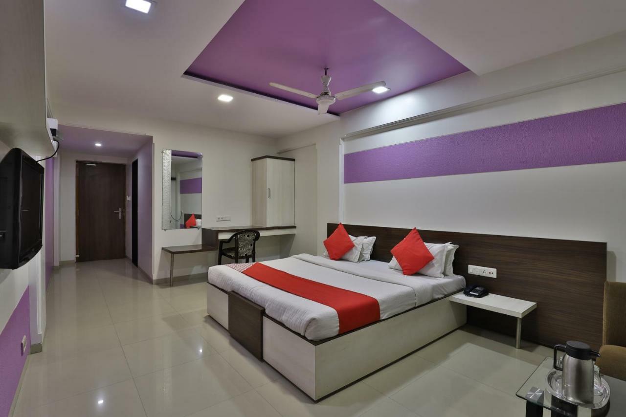 Hotel Ostria Surat Exterior foto