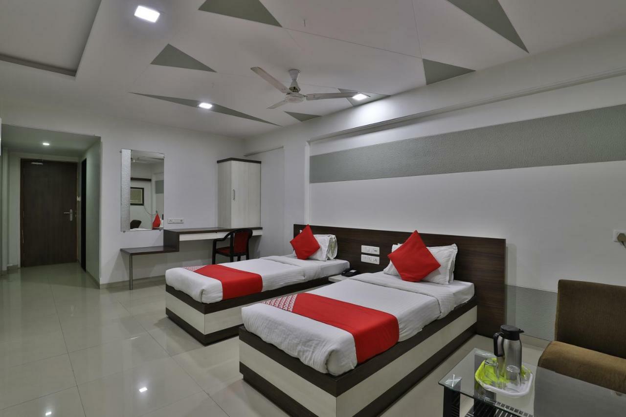 Hotel Ostria Surat Exterior foto
