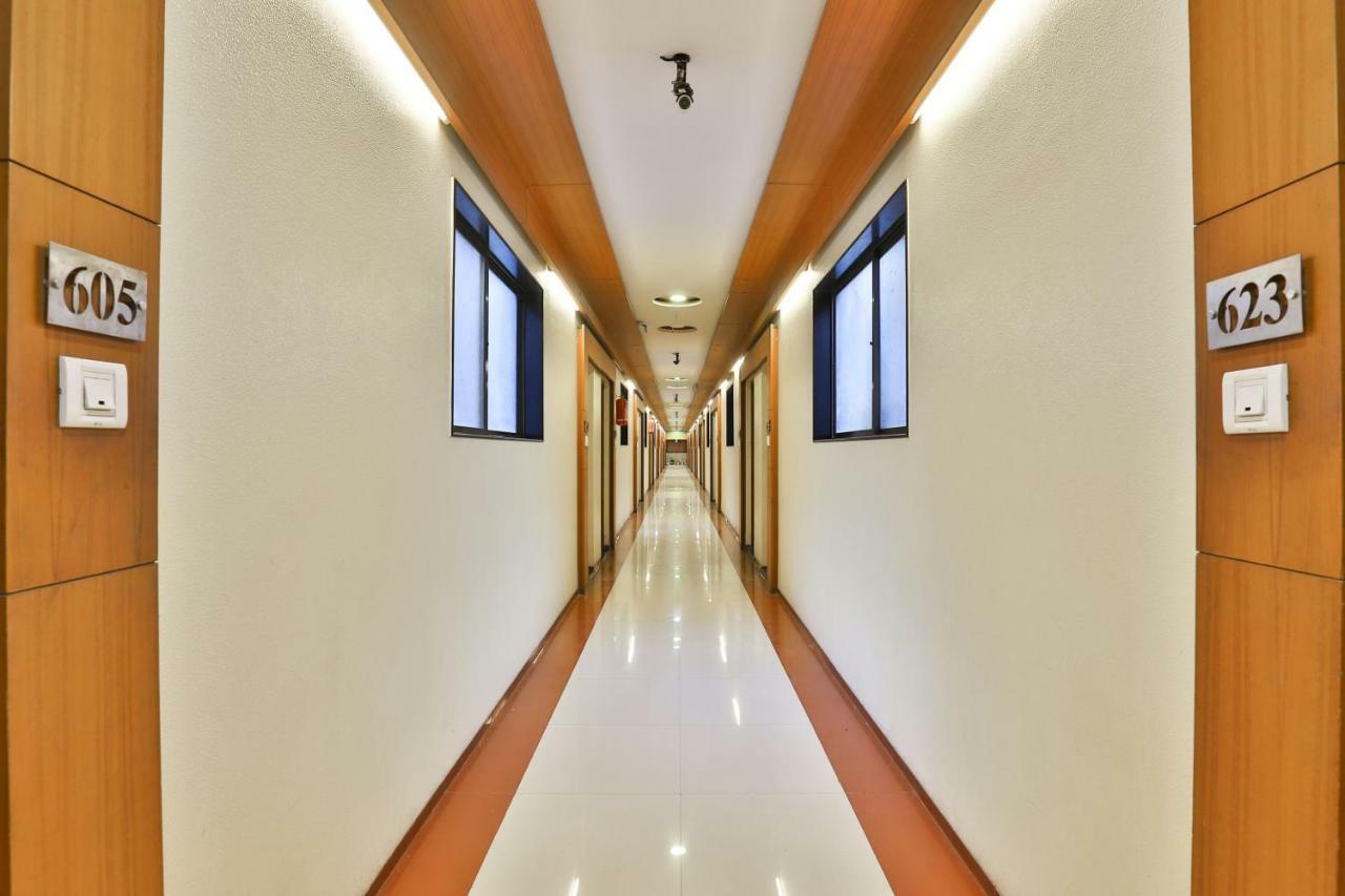 Hotel Ostria Surat Exterior foto