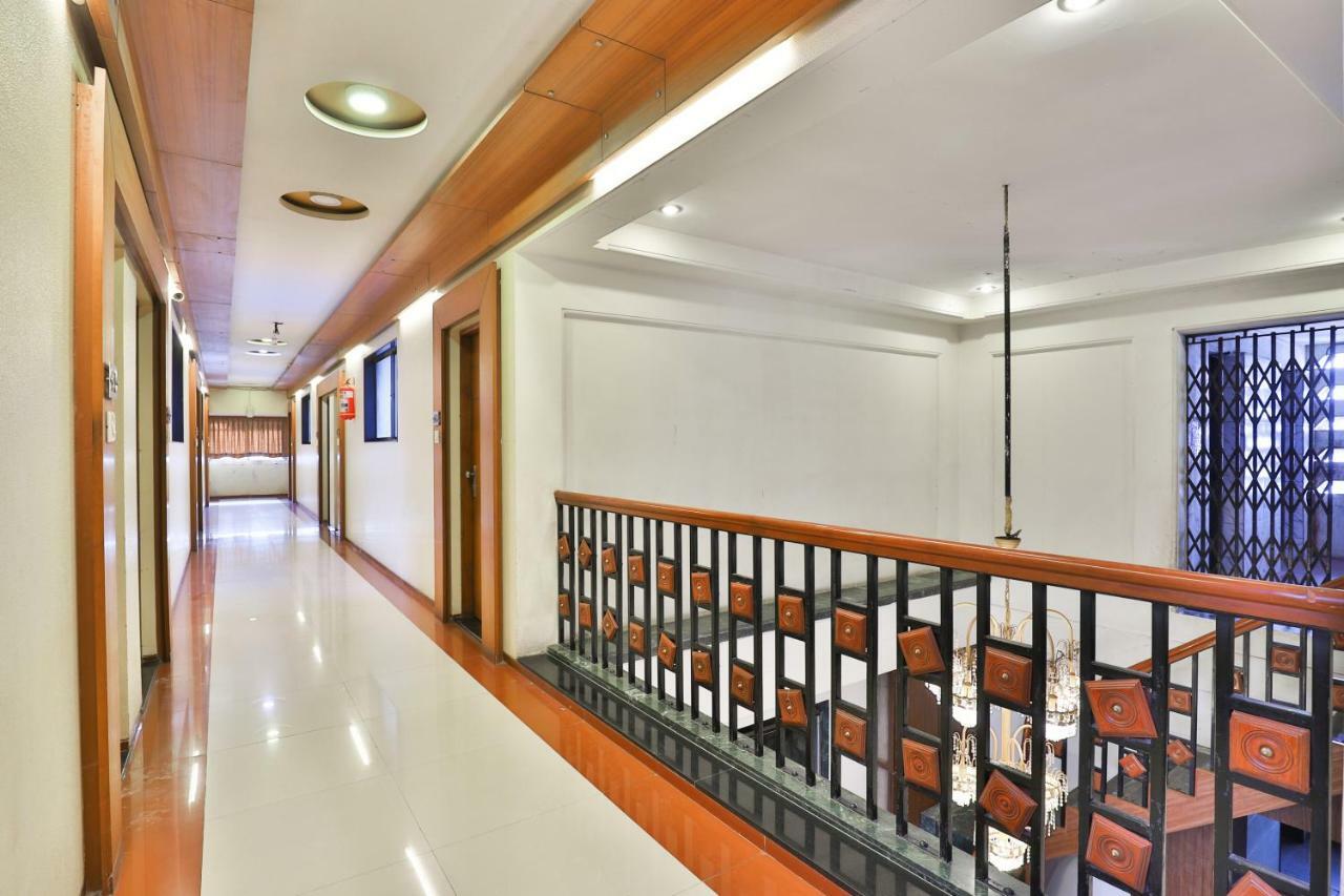Hotel Ostria Surat Exterior foto