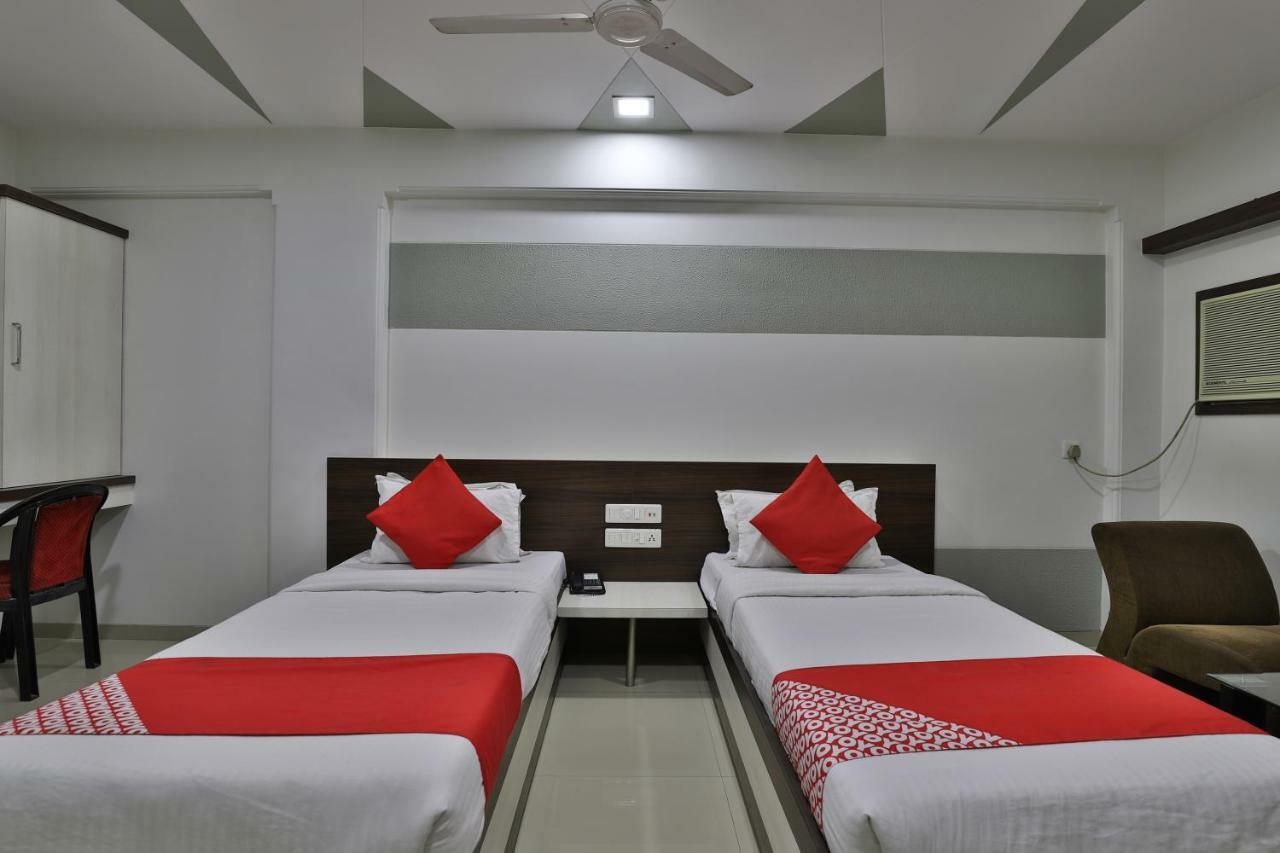 Hotel Ostria Surat Exterior foto