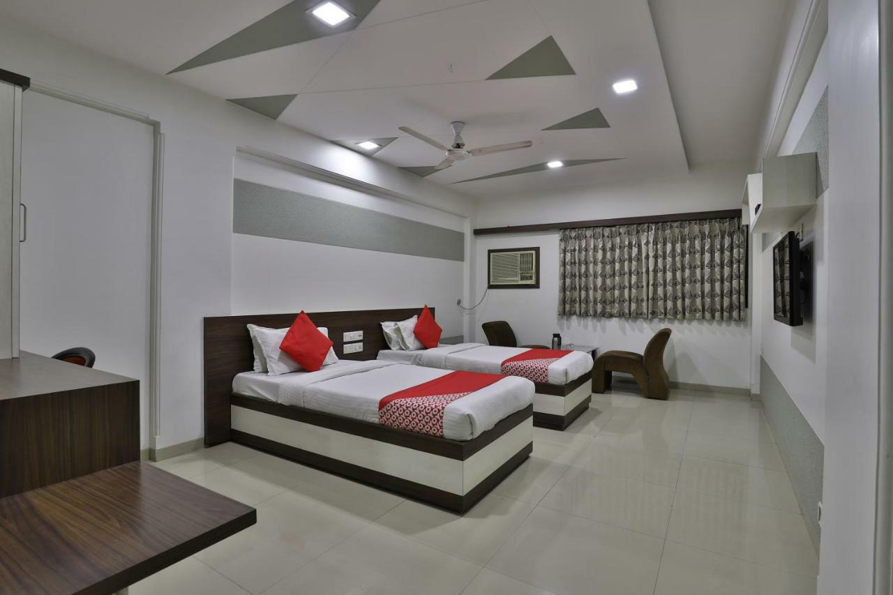 Hotel Ostria Surat Exterior foto