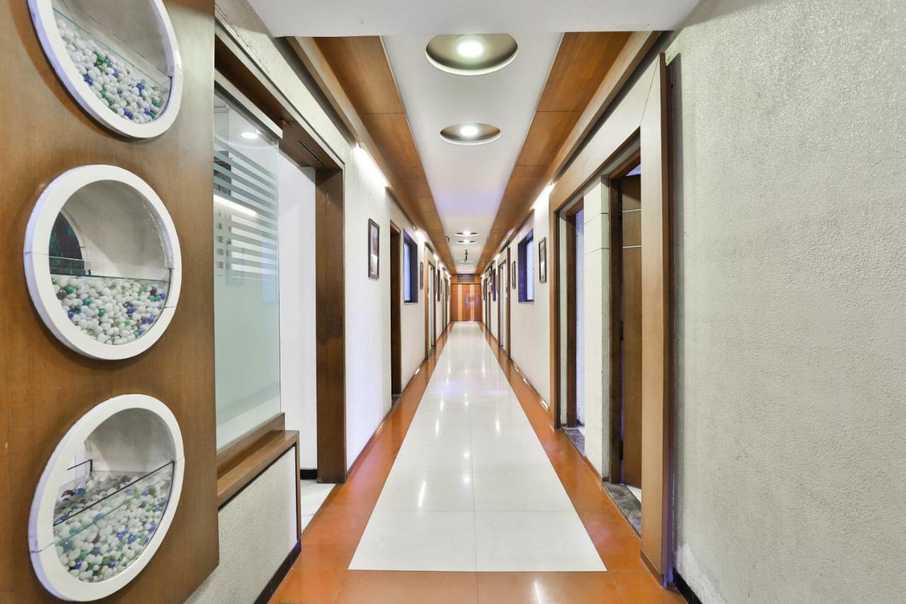 Hotel Ostria Surat Exterior foto