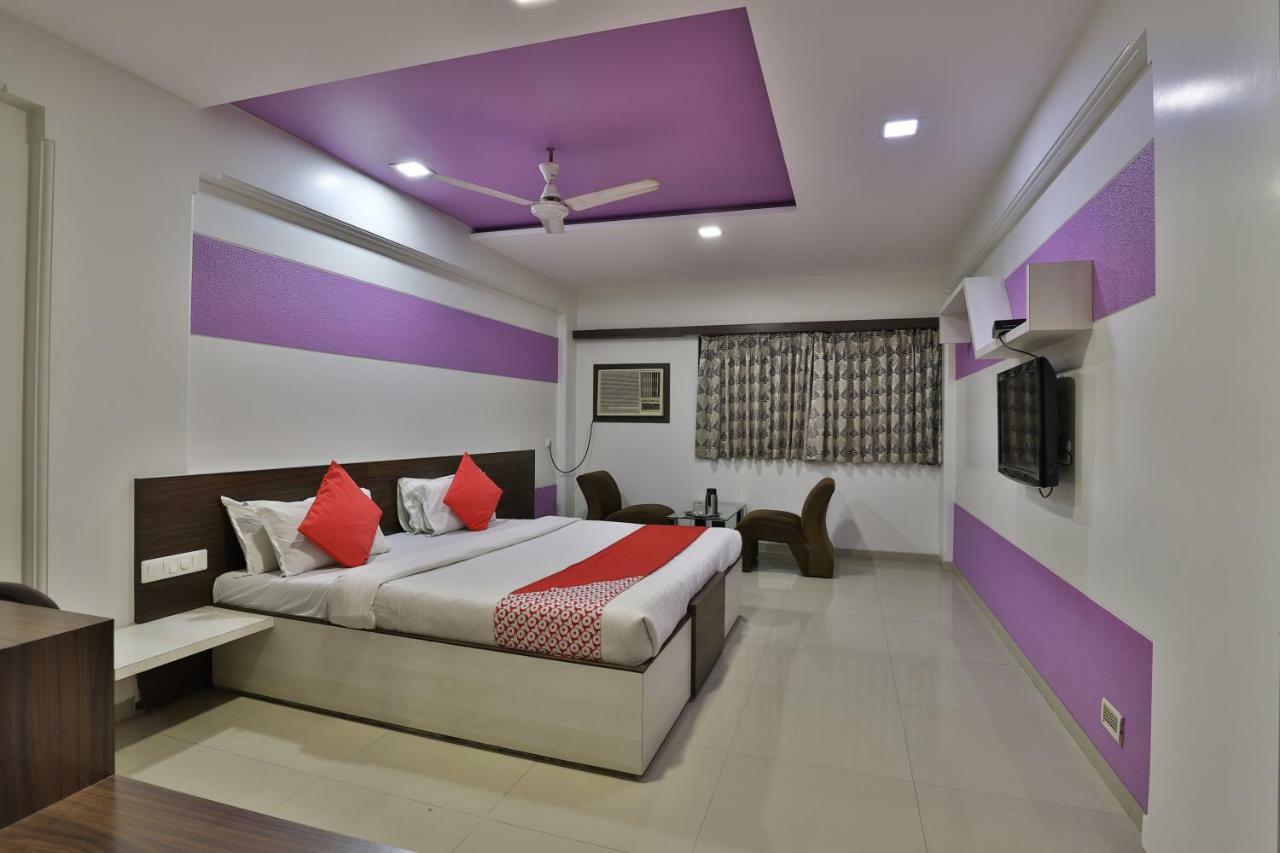 Hotel Ostria Surat Exterior foto
