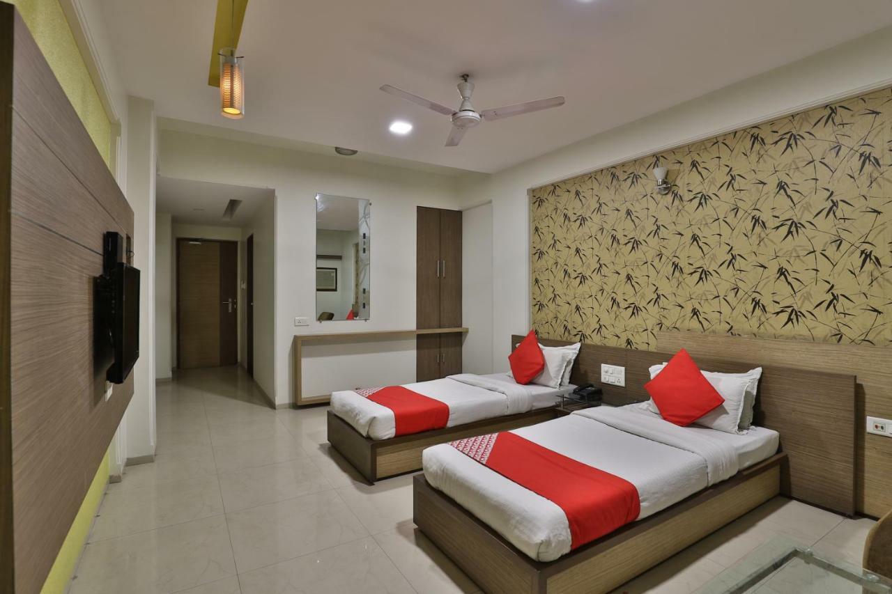 Hotel Ostria Surat Exterior foto