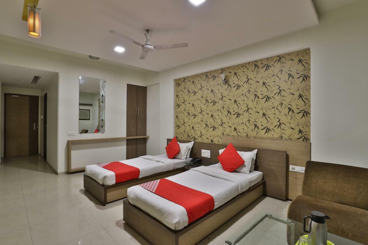 Hotel Ostria Surat Exterior foto