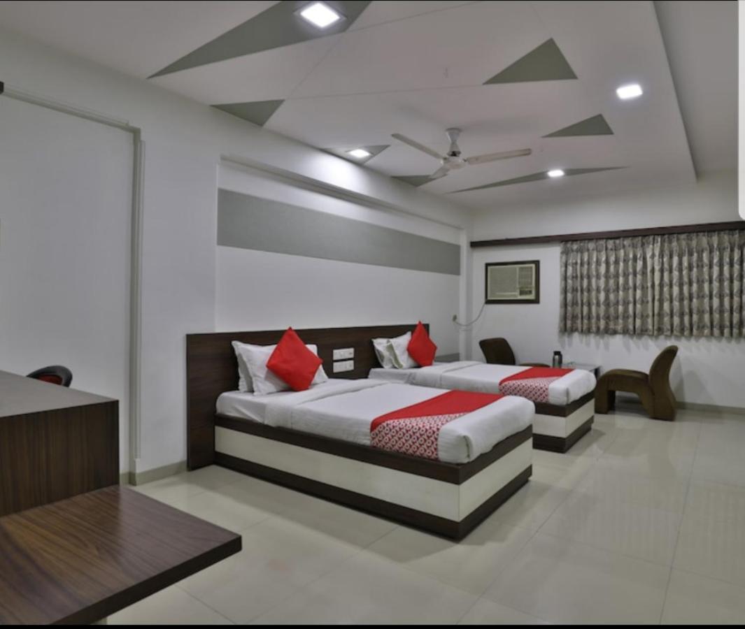 Hotel Ostria Surat Exterior foto