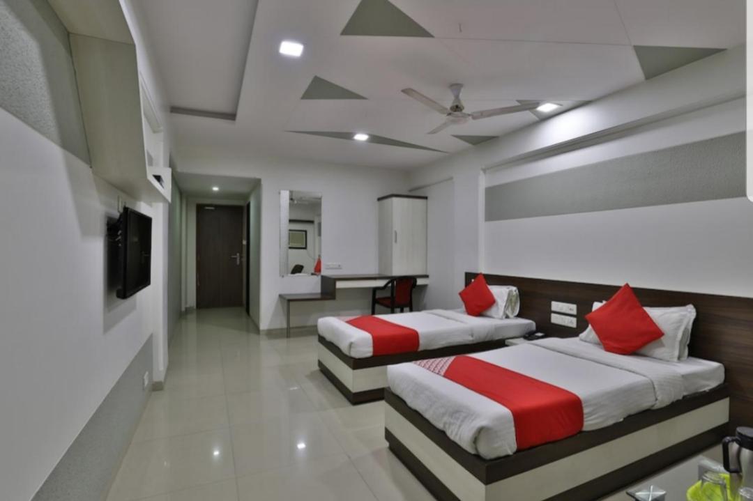 Hotel Ostria Surat Exterior foto