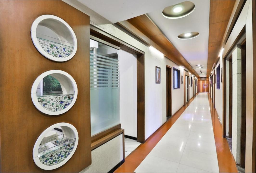 Hotel Ostria Surat Exterior foto